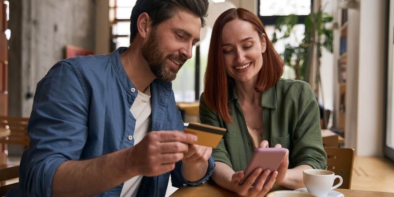 couple looking at credit card programs on laptop (1)